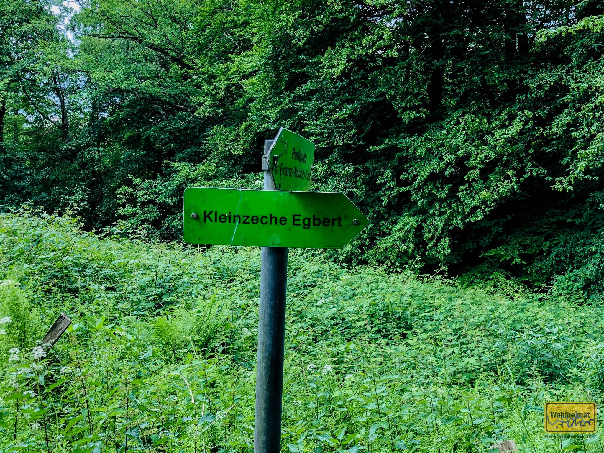 Vom nahegelegenen Parkplatz muss man über die Straße "Kamperbach" diesen Schildern folgen.
