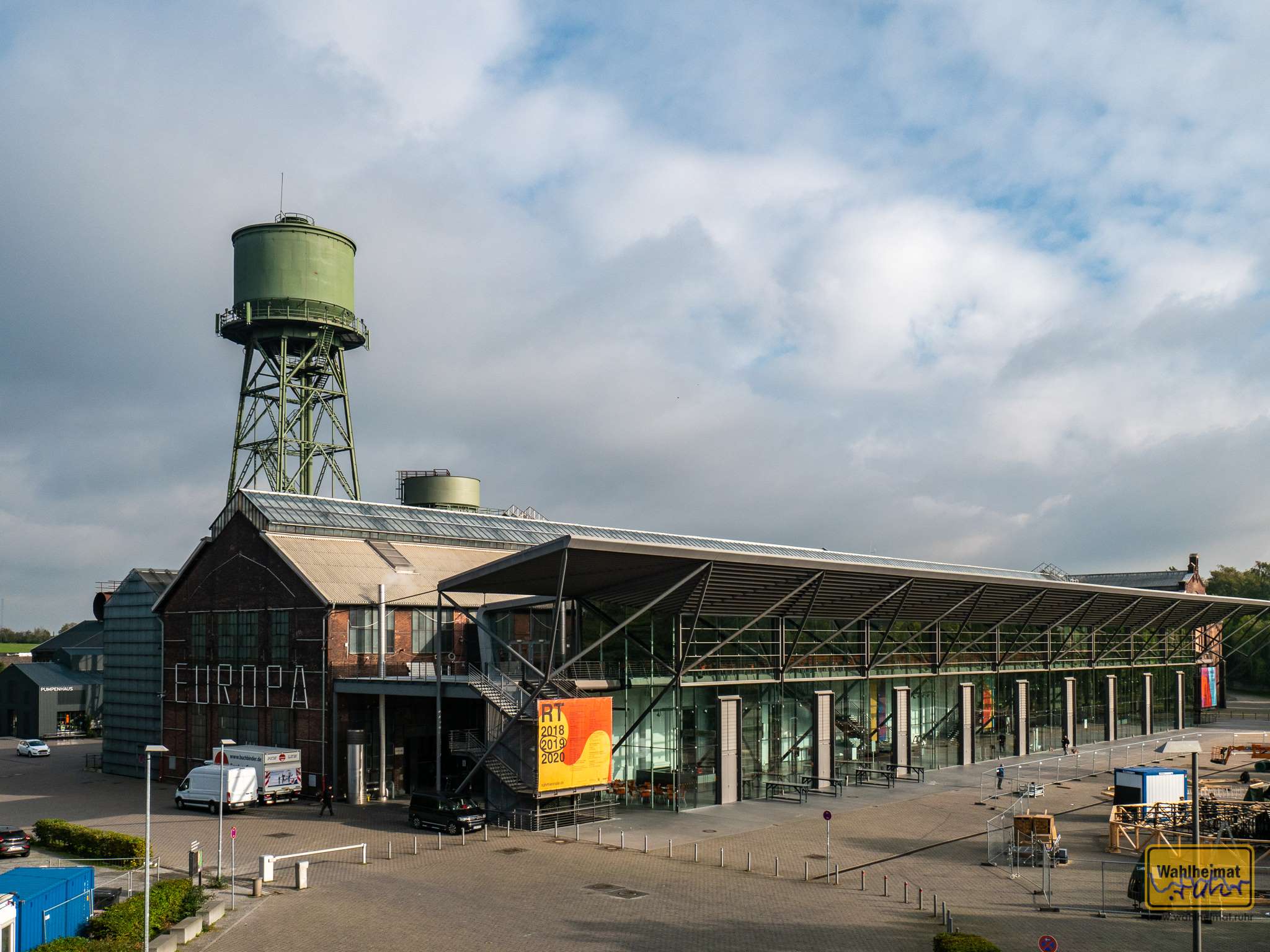 Die Jahrhunderthalle in Bochum ist mittlerweile ein etablierter Ort für Kultur, Events und Kunst. So finden hier nicht nur beispielsweise seit 2010 die Urbanatix-Vorstellungen statt, sondern die Ruhrtriiienale hat hier ebenfalls einen Schwerpunkt (hier werden gerade die Reste 2019 verräumt).